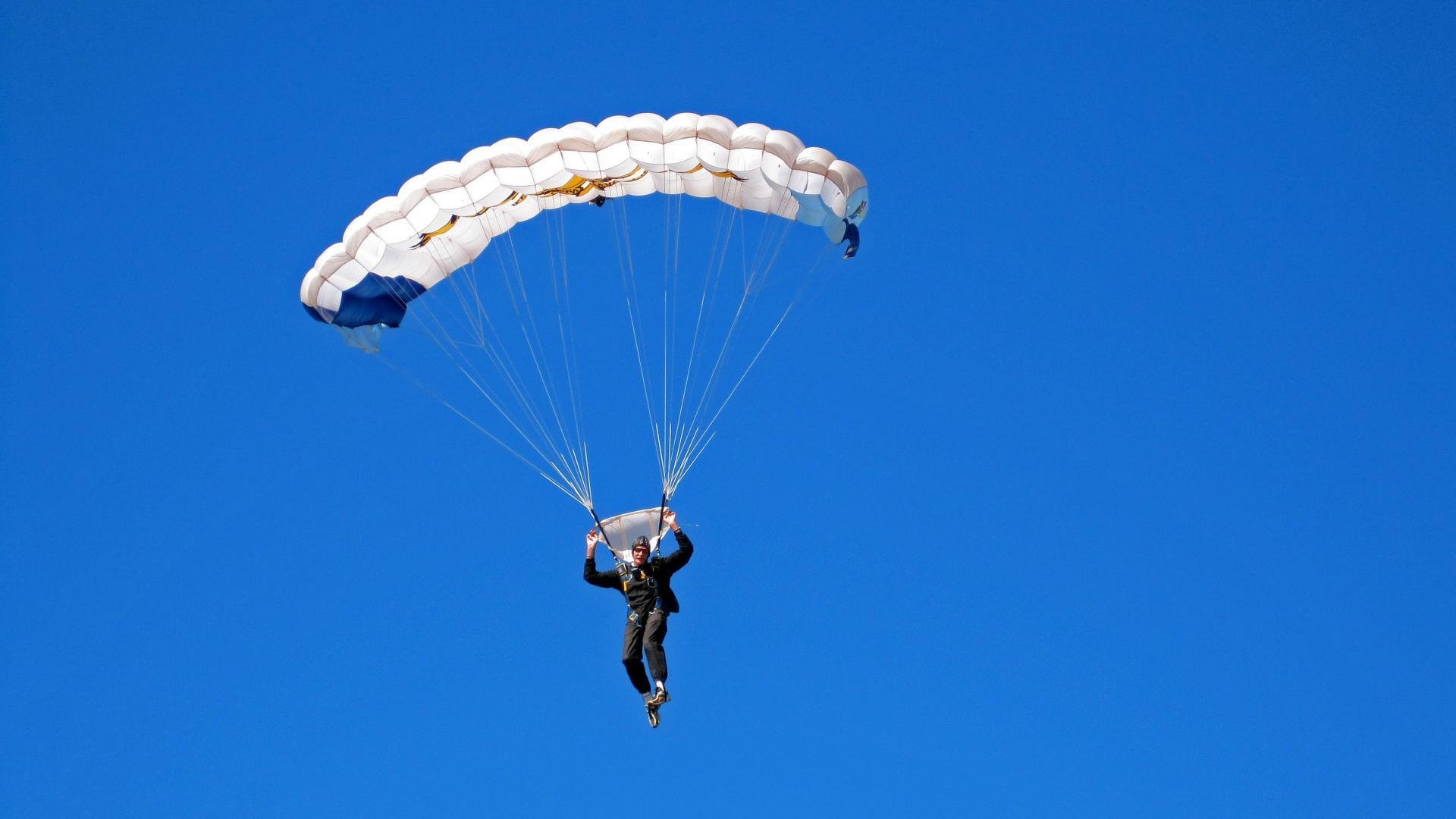 终场“绝杀英雄”点燃欧冠夜空的瞬间